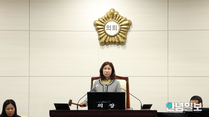 제226회 제2차 정례회 3차 본회의를 진행하는 김경희 의장