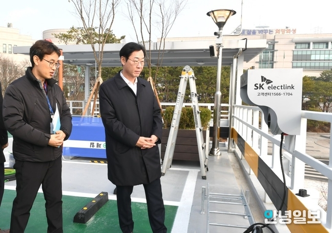 정명근 화성시장이 청사 주차타워를 확인하고 있다 (사진 = 정명근 화성시장 블로그)
