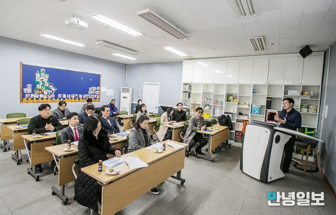 화성시의회 기획행정위원회가 사회적경제기업인 (주)동부케어의 노인장기요양 재가서비스에 대한 설명을 듣고있다.