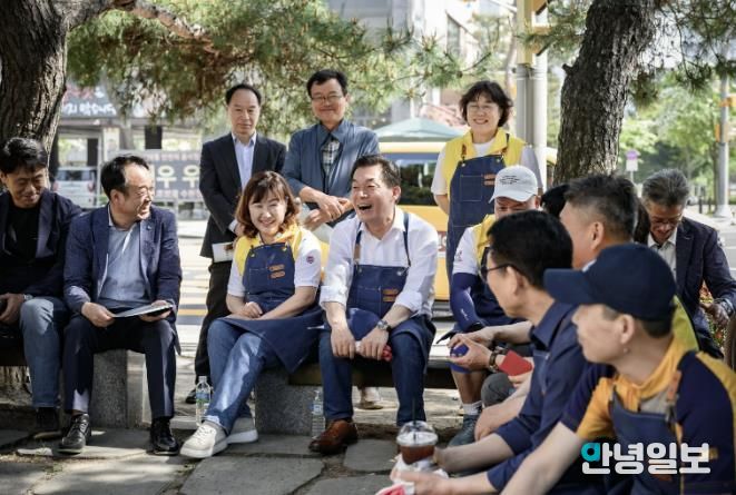 이재준 수원시장이 수원시민들과 함께 정원을 가꾼 뒤 이야기를 나누고 있다.