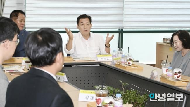 이재준 시장이 마음샘정신재활센터 이용자, 종사자들과 이야기를 나누고 있다.