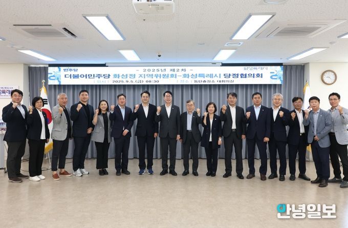 정명근특례시장(중앙)이 전용기 국회의원(좌측, 더불어민주당 화성시 정지역)과 기념촬영을 하고 있다