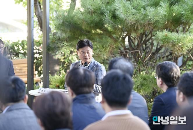 조용익 부천시장이 27일, 고라개공원에서 열린 ‘틈만나면, 현장속으로’ 에서 레미콘 공장 일대 환경오염 최소화를 위해 주민 및 업체 관계자와 의견을 나누고 있다.