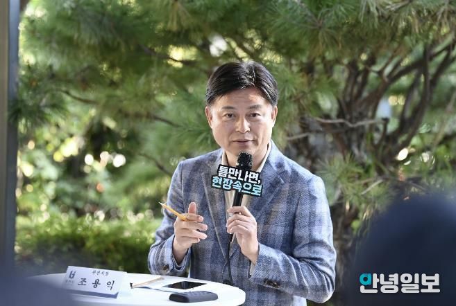 조용익 부천시장이 27일, 고라개공원에서 열린 ‘틈만나면, 현장속으로’ 에서 레미콘 공장 일대 환경오염 최소화를 위해 주민 및 업체 관계자와 의견을 나누고 있다.