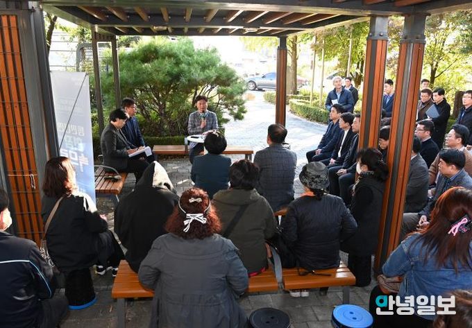 조용익 부천시장이 27일, 고라개공원에서 열린 ‘틈만나면, 현장속으로’ 에서 레미콘 공장 일대 환경오염 최소화를 위해 주민 및 업체 관계자와 의견을 나누고 있다
