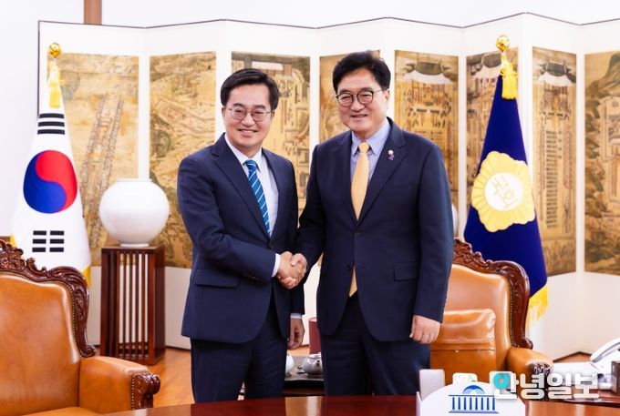 0일 오전 김동연 경기도지사가 우원식 국회의장을 접견하고 있다.