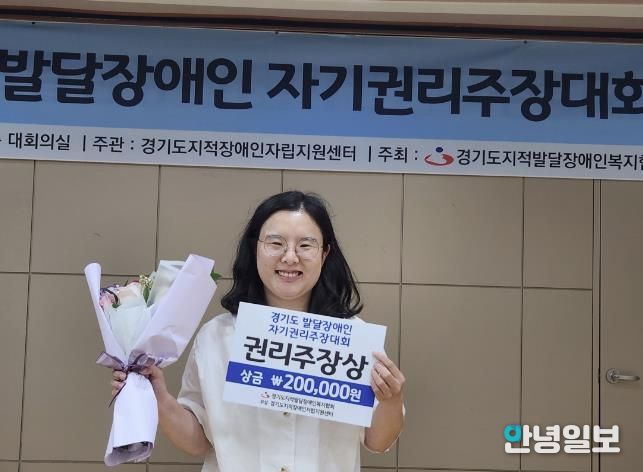 이혜수씨가 수상 후 활짝 웃고 있다.