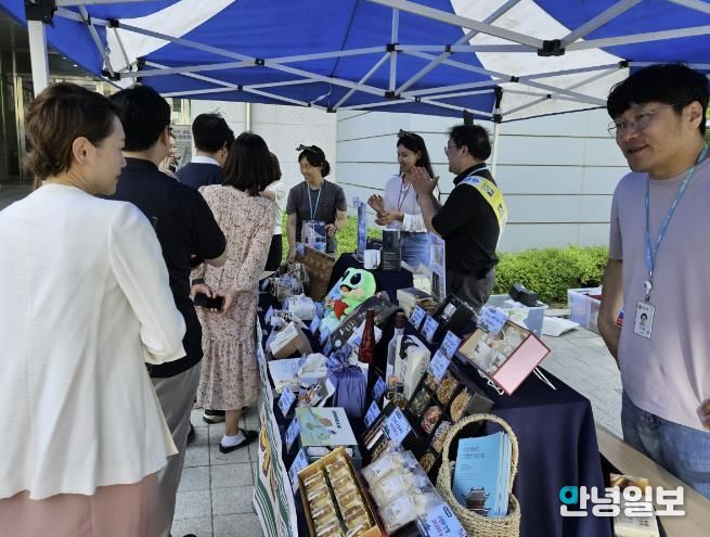 수원시가 고향사랑기부 홍보부스를 운영하고 있다.