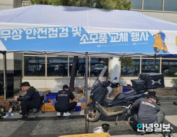 배달노동자 이륜차 안전점검을 하고 있다.