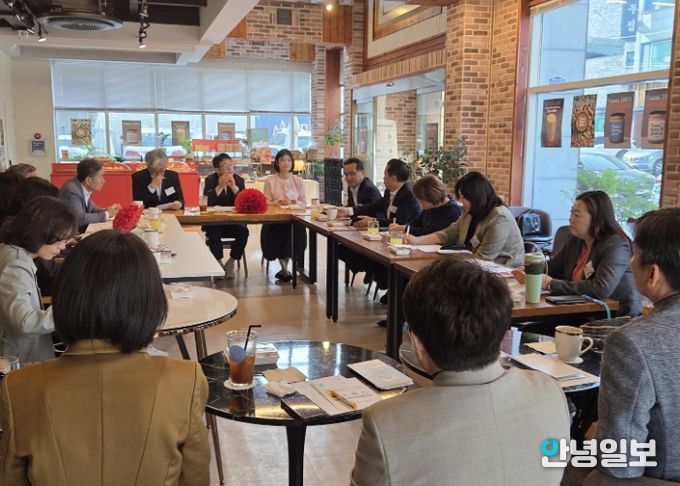 수원시 지역사회보장협의체 대표협의체가 간담회를 열고 있다.