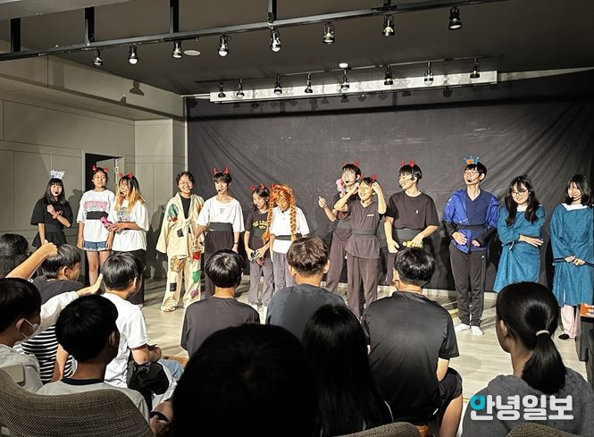 광정동청소년문화의집 무대에서 진행되는 공연