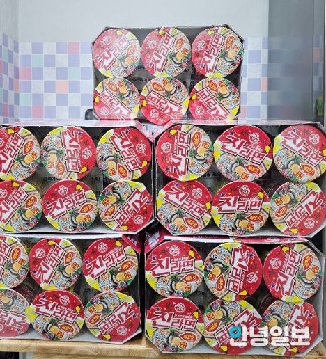 송북동 행정복지센터로 어린이 2명, 라면 20박스 기부