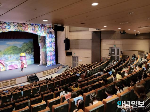 감염병 예방 손씻기 교육 인형극을 상연하고 있다.