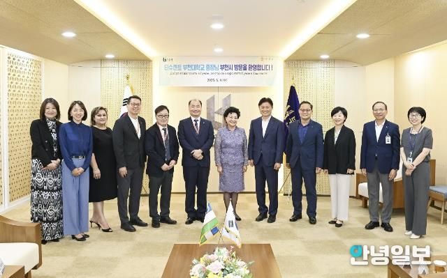 조용익 부천시장과 부천대·BUT 관계자들이 단체 기념사진을 찍고 있다.(왼쪽 6번째부터 한정석 부천대 총장, 신 아그리피나 BUT 총장, 조용익 부천시장)