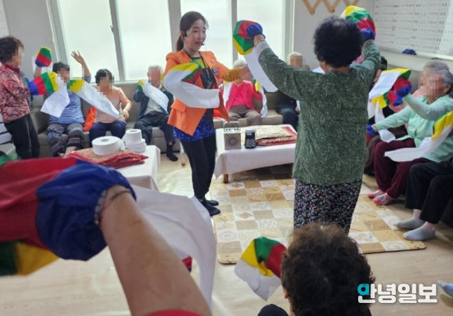 ‘웃음이 꽃피는 기억마을’프로그램에 참여해 소고체조 중인 어르신들