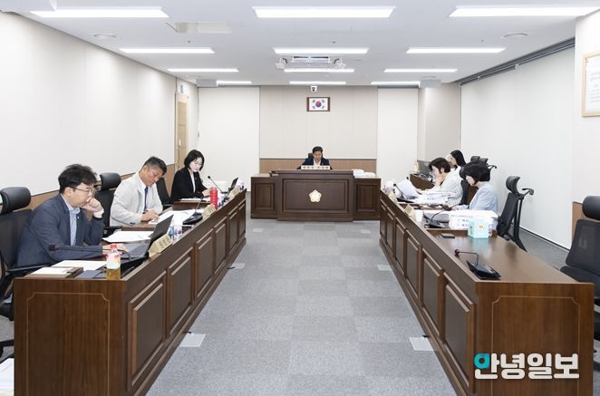 김포시의회 예산결산특별위원회에서 2024회계연도 결산 및 예비비 지출 승인안에 대해 심사하고 있는 모습