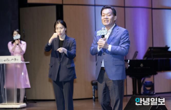 이재준 수원시장이 제3회 발달장애인 문화예술페스티벌 ‘새빛으로 어울림’에서 인사말을 하고 있다.