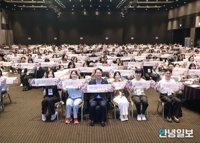 정명근 화성특례시장과 화성특례시 신규 공직자들이 16일 기념촬영을 하고 있다