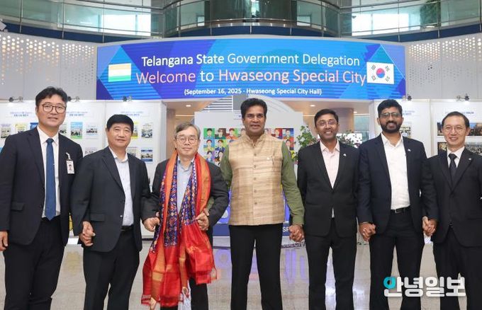 16일 경제교류협력 간담회에 참석한 화성특례시와 인도 텔렝가나주 관계자들이 기념 촬영을 하고 있다