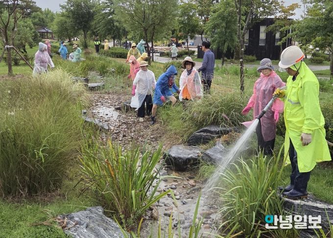 평택시, 경기정원문화박람회 앞두고 시민정원사 자원봉사 활동