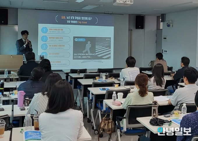 화성특례시가 18일 읍면동 복지팀장을 대상으로 역량강화 교육을 하고 있다