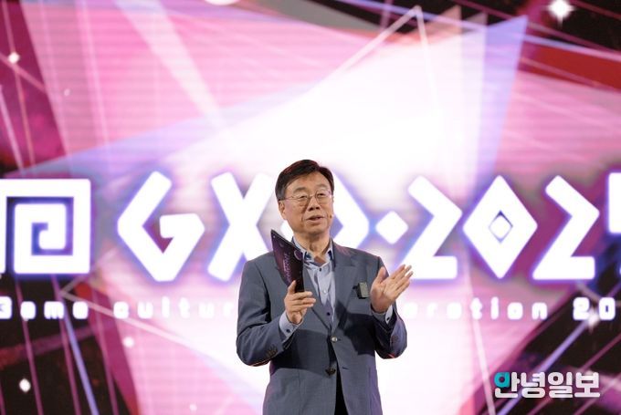 신상진 성남시장이 19일 오후 판교역 광장에서 열린 '게임문화축제 GXG 2025' 개막식에서 개막사를 전하고 있다