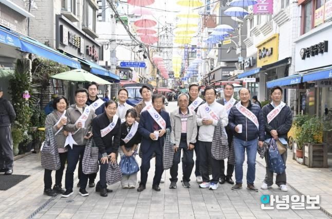 20일 ‘10월 전통시장 가는 날’ 캠페인에서 이현재 하남시장(오른쪽 네 번째)과 김승현 기업인협의회 회장(오른쪽 두 번째)을 비롯한 참여자들이 석바대시장에서 기념촬영을 하고 있다.