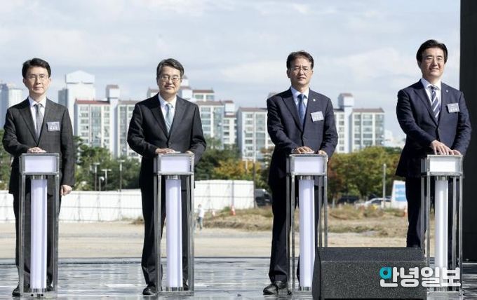 킨텍스 제3전시장 착공식에서 착공 퍼포먼스중인 내빈들
