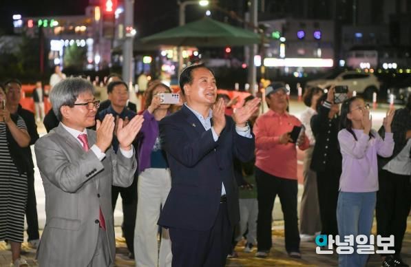 이권재 오산시장이 10월16일 신동아2차아파트 점등식에 참석한 모습
