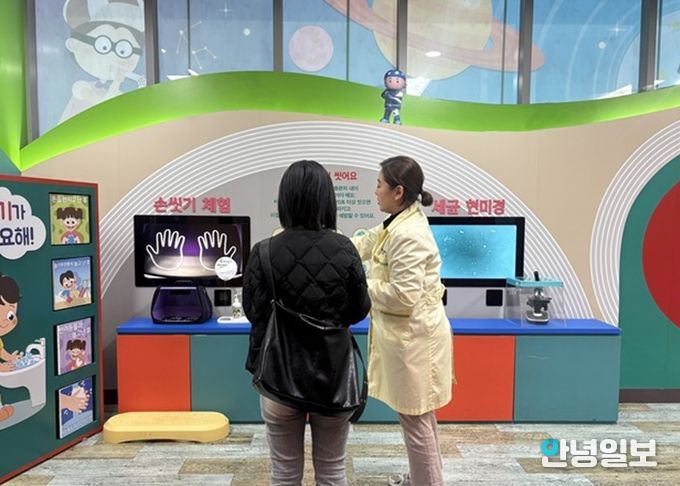 경기도 어린이 식품안전체험관 전시물 내용을 설명하고 있다.