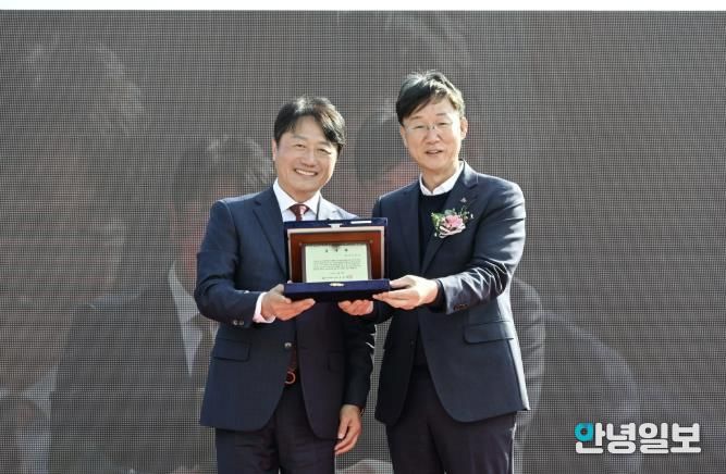 이민근 안산시장(오른쪽)이 윤동열 안산대학교 총장(왼쪽)으로부터 감사패를 전달받고 함께 기념촬영을 하고 있다.