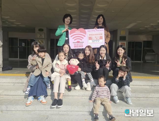 이경숙 복지정책과장(맨 뒷줄 오른쪽)이 김영숙 푸르미어린이집 원장으로부터 프리마켓 수익금을 기탁받고 기념촬영을 하고 있다.