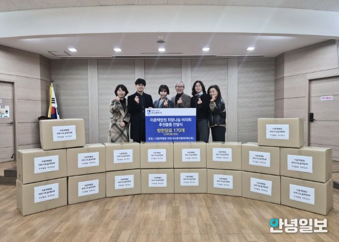 이춘택병원 파트너도움위원회 회장을 비롯한 관계자들이 팔달구보건소에 후원물품을 전달하고 있다.