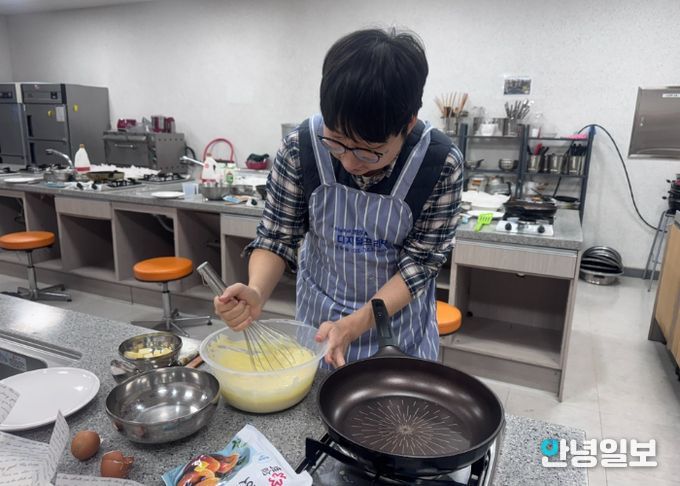 “팬케이크” 요리 실습을 진행중인 모습