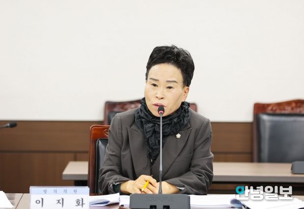 이지화 의원이 지난 28일 제299회 임시회 도시환경위원회에서 ‘안산시 석면안전관리 및 지원에 관한 조례안’에 대해 설명하고 있다.