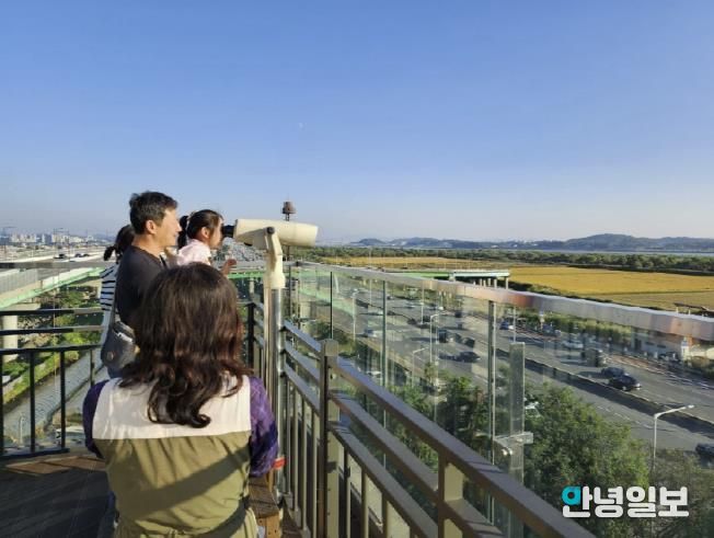 장항습지생태관 전망대에서 장항습지와 철새를 관찰하는 가족