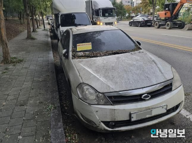 도로에 무단으로 방치된 차량
