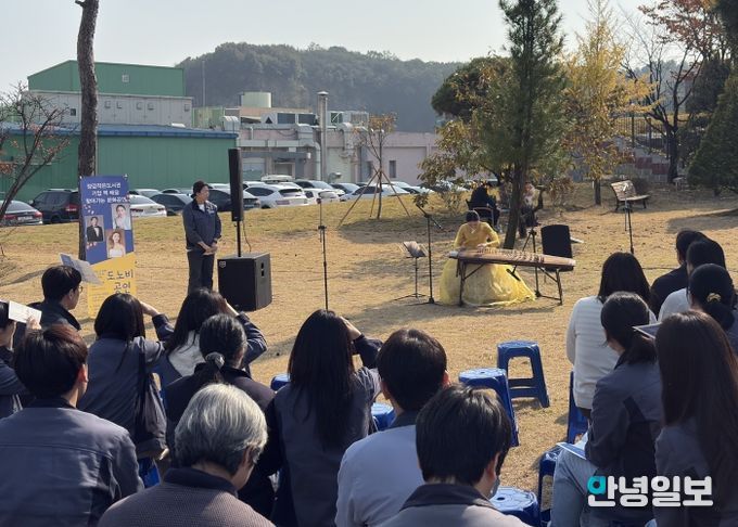 화성시립양감작은도서관이 31일 기업 근로자를 위한 찾아가는 문화공연을 운영하고 있다