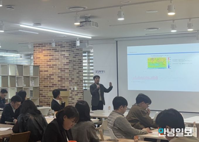 화성특례시가 31일 시민, 기업, 공공기관 관계자 등을 대상으로 탄소중립 역량강화 교육을 하고 있다