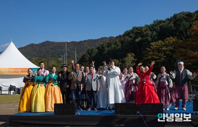 주광덕 시장과 예술인들이 기념사진을 찍고 있다