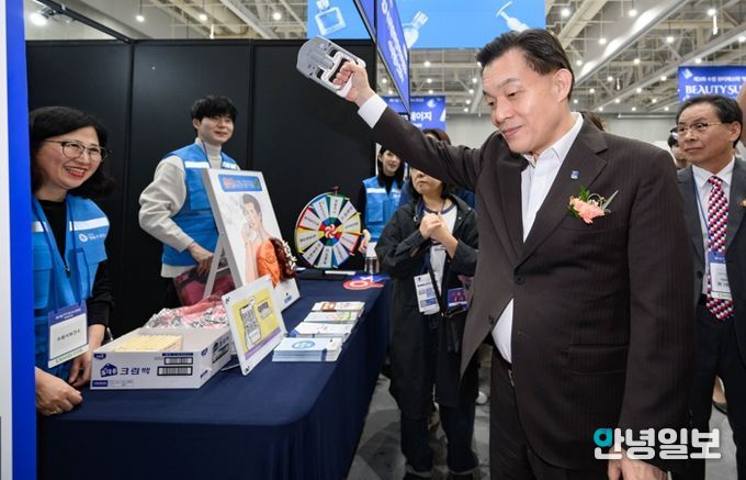 이재준 수원시장이 10월 31일 ‘건강 캠페인’ 홍보부스에서 악력기를 체험해 보고 있다.