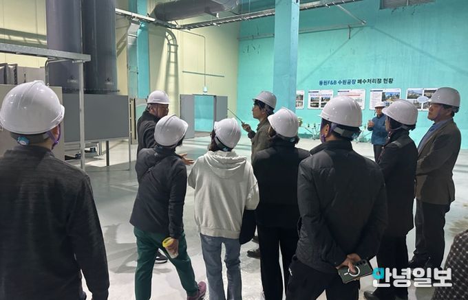 동원F&B 폐수처리장 인근에 거주하는 주민들이 악취 개선 공사 현황을 확인하고 있다.