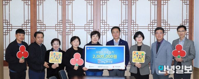 왼쪽부터 통복시장상인회 성현필 청년부회장, 이철수 회장, 박선녀 여성부회장, 송호일 총무이사, 손용덕 부녀회장, 정장선 평택시장, 평택시 김보경 일자리경제과장, 평택행복나눔본부 나눔국장 황성식, 평택시 일자리경제과 김두희 전통시장팀장