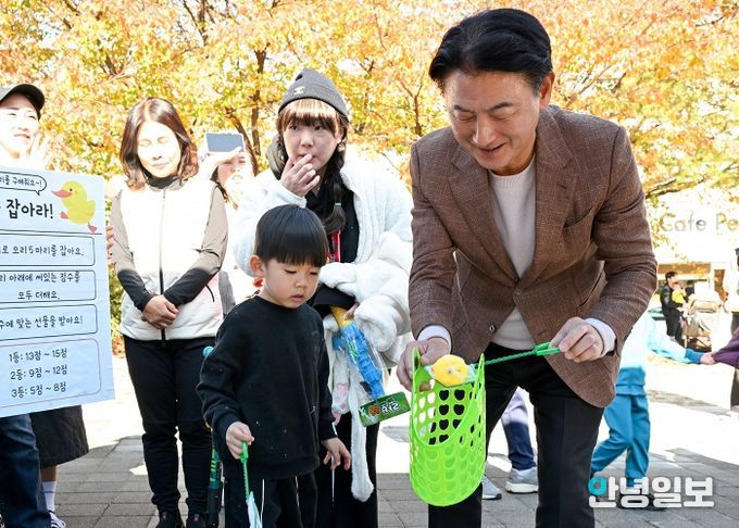 김동근 시장이 11월 1일 의정부시어린이집연합회 소속 국공립‧직장‧법인 어린이집(분과장 류숙향)의 ‘제15회 난치병어린이돕기 사랑의 바자회’에서 시민들과 소통하고 있다.