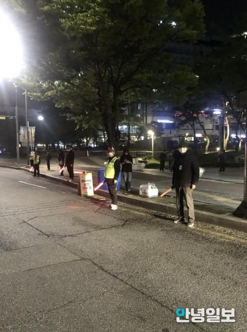 성남 판교 유스페이스 인근에서 관외택시 불법 영업 합동단속 중인 모습