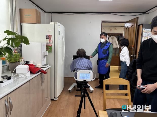 영통구보건소 관계자가 경로당을 방문해 어르신들 대상으로 결핵검진을 하고 있다.