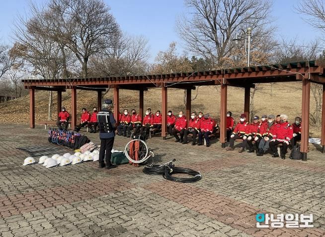 안산시 산불전문진화대가 현장교육을 진행하고 있다.