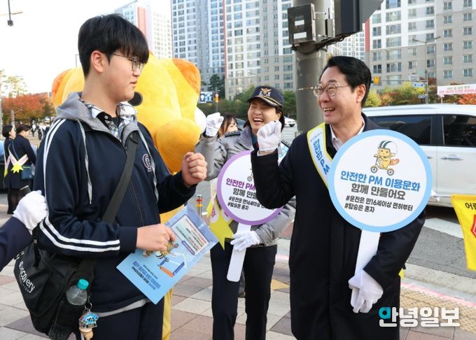 정명근 화성특례시장 및 관계자들이 4일 개인형 이동장치 교통안전 캠페인을 하고 있다