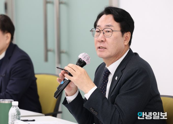 정명근 화성특례시장이 4일 화성특례시 AI 자문단 위촉식에서 발언하고 있다