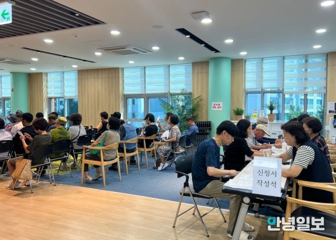 7월 퇴계원읍에서 봉사자들이 원활한 운영을 위한 봉사활동을 펼치고 있다.